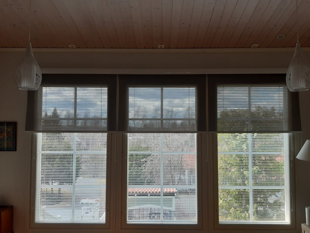 Screen rullaverho